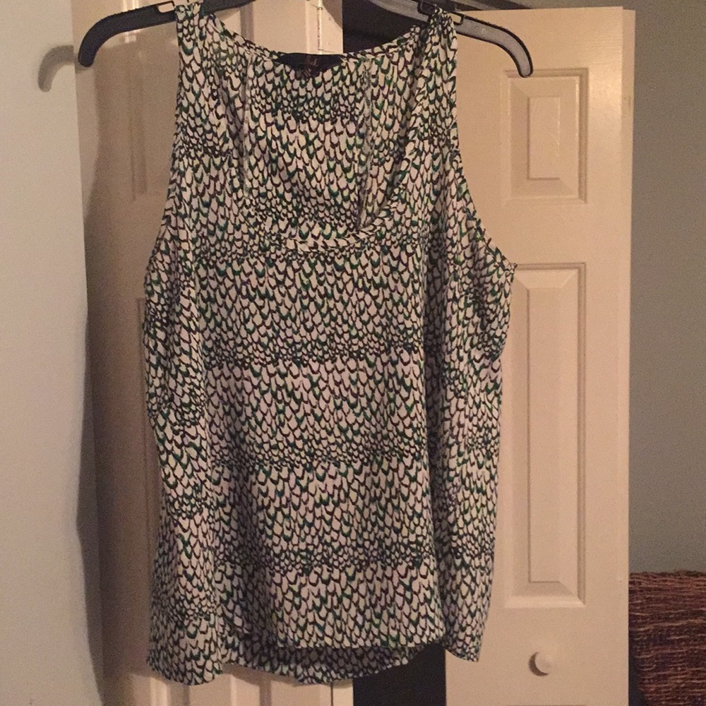 Fun, scoop neck sleeveless shirt with open back! M